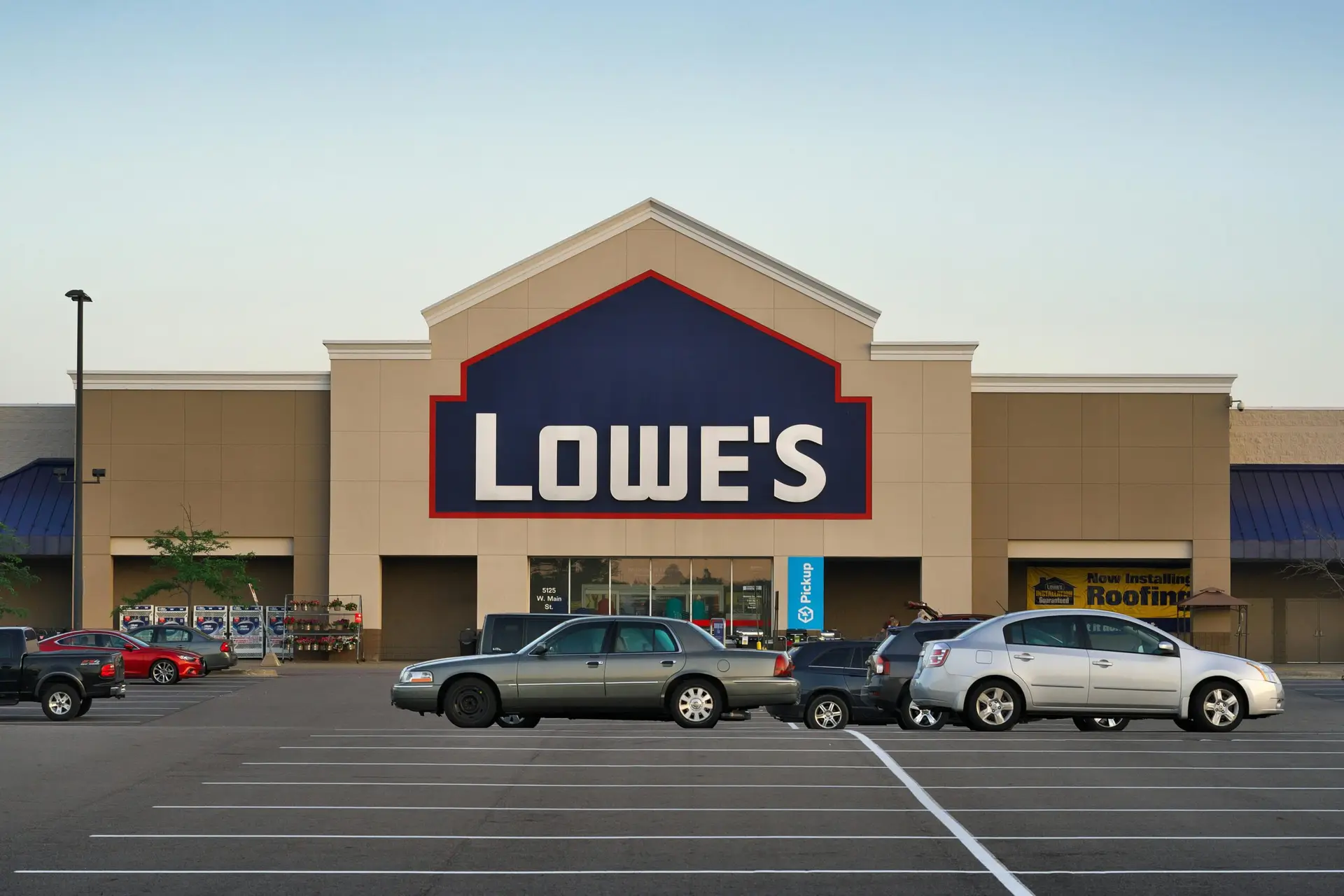Lowe's Commercial Real Estate | Image of Lowes Home Improvement Store